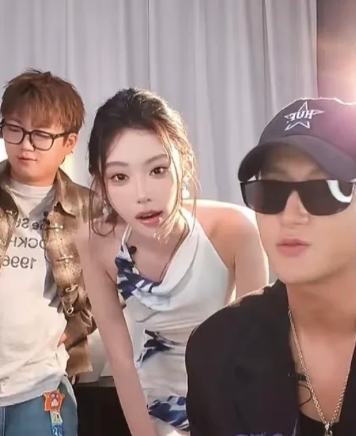 迪迪不畏的心态很奇怪，她问黄子韬她和徐艺洋谁长得更美，黄子韬回答觉得徐艺洋比她好