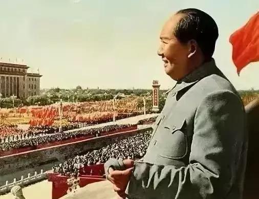 建国初期，百废待兴，毛主席依靠人民群众，坚持走集体化道路，集中力量办大事，各行各