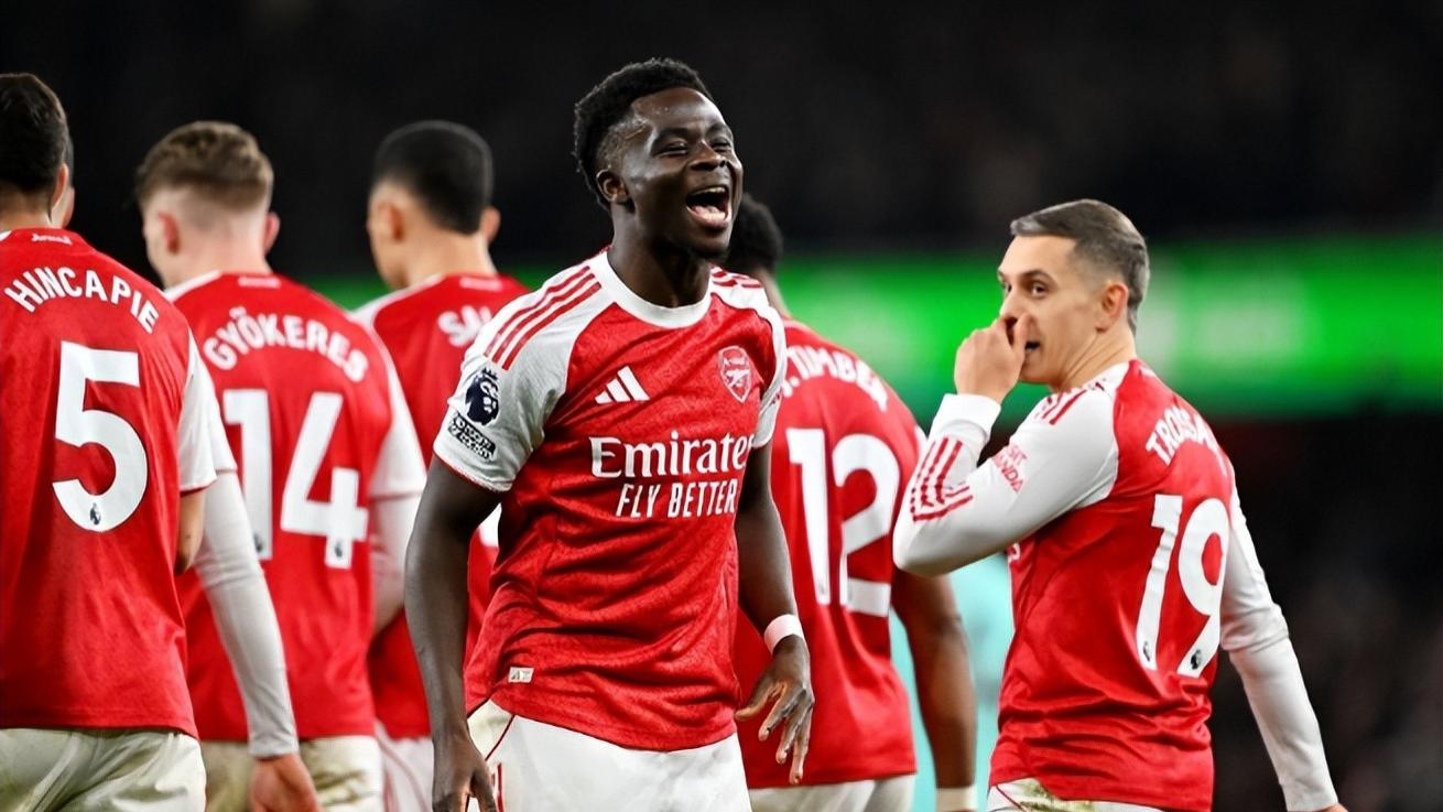 足坛狂欢夜！4大豪门齐齐奏凯，阿森纳惊险绝杀，巴萨甩开皇马7分