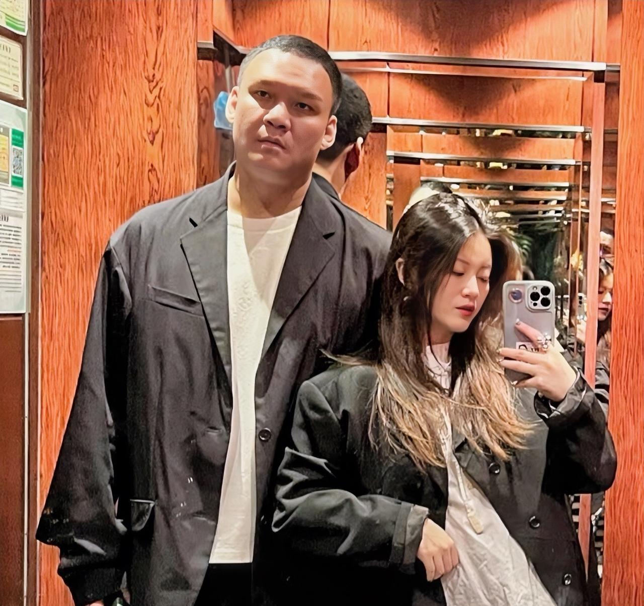 李嘉格应该已经意识到了，
她现在有一个巨大的问题，
不是年纪问题，也不是工作，而