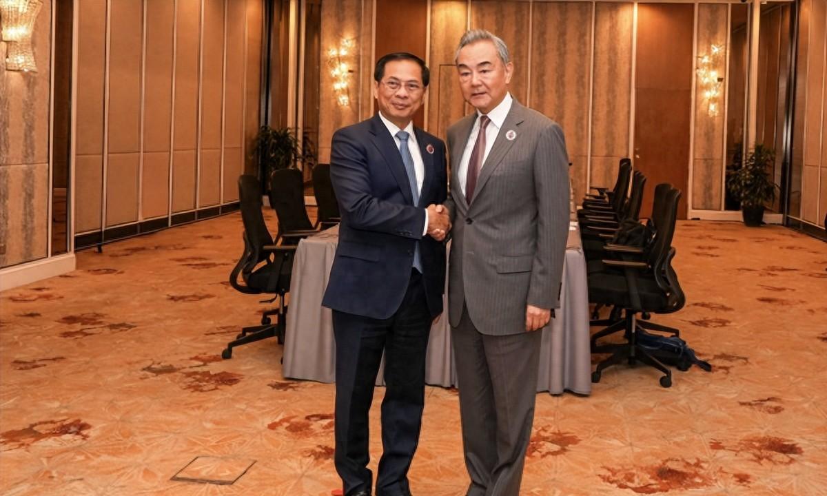 这是一个不简单的信号！7月10日，我国外长王毅与越南副总理兼外长裴青山会面时说，