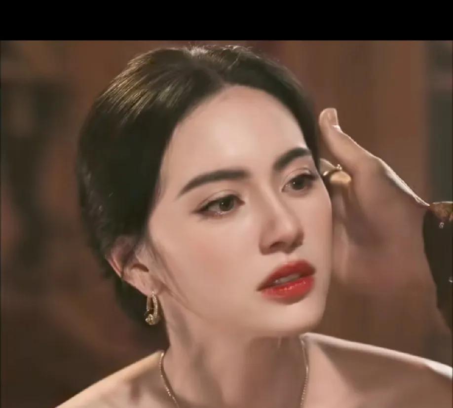 她是谁？为何引发网友热烈讨论？有人乍一看觉得她像阿娇，细看又觉得她的长相更凌厉，