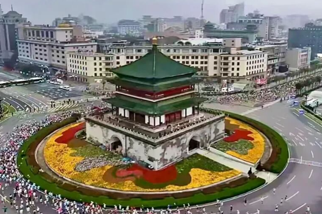 2025西安马拉松赛在永宁门外鸣枪，3.8万名来自全国各地的跑者共享奔跑盛会。