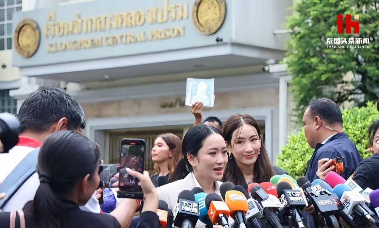 当过总理的人，口才就是不一样，更何况还是位美女总理！
佩通坦和母亲、姐姐萍通塔三