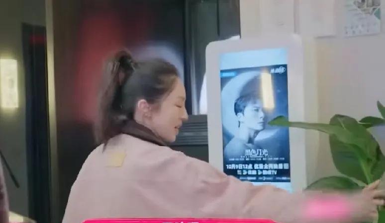 董璇和老公张维伊在节目上吵起来了，事情起因疑似是，买东西时，张维伊要去付款，董璇