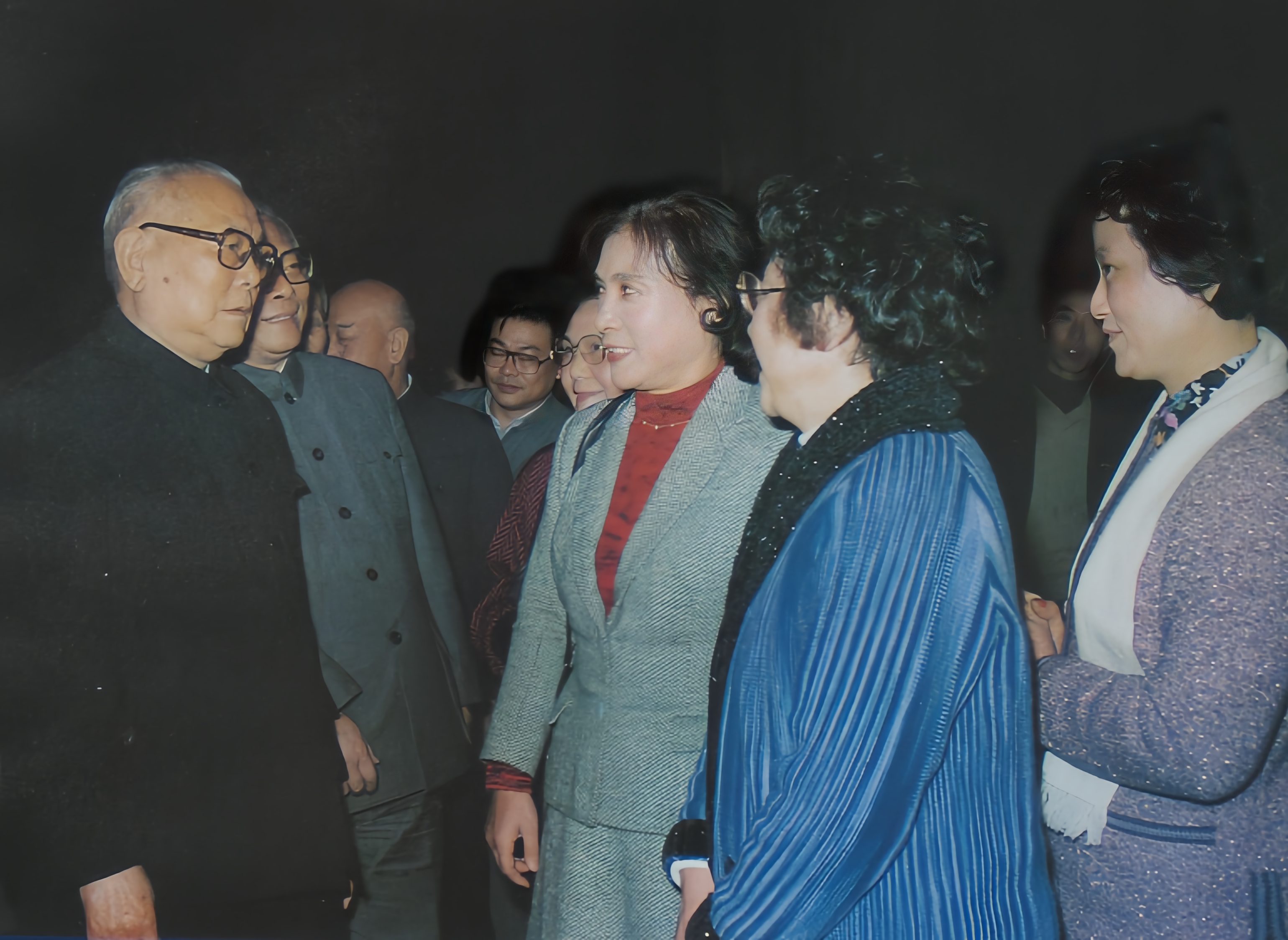 1986年12月30日，时任国家主席的李先念，在上海接见了文艺界的四位女性代表，