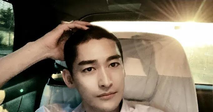 最近张翰新片路透一出来，网上就炸了锅。40岁的他穿着高中校服，挑战学生角色，可脸