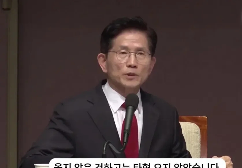 韩国总统候选人金文洙参拜麦克阿瑟铜像











---






