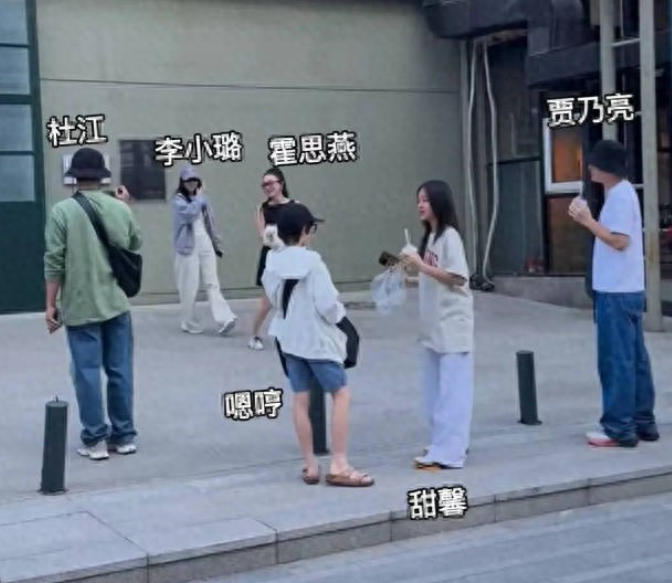 贾乃亮李小璐合体出游，男方态度仍卑微！

五一假期期间，贾乃亮与李小璐合体陪女儿