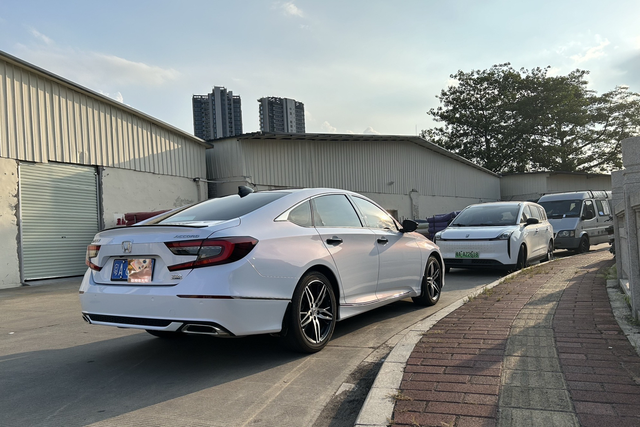 换件衣服也不错
黑色的车除了刚洗干净帅不过三天，太容易脏了，给它换件衣服吧，白色