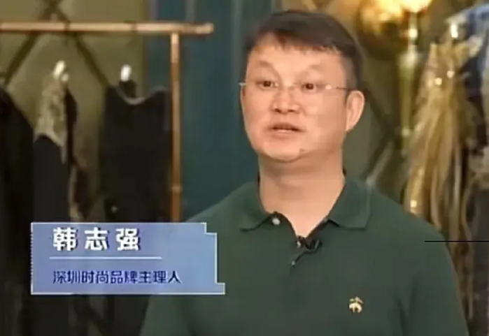打人都打出经验来了，还知道把人骗到厕所打，知道厕所没有监控是吧！

深圳万旗服饰