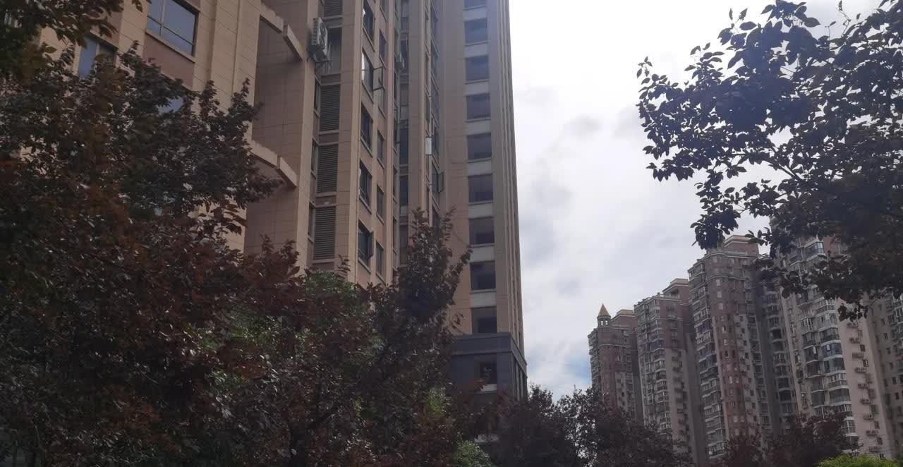 我们小区快递驿站，每次去取快递都听他骂骂咧咧。今天又是骂一个老人家，骂的超级难听