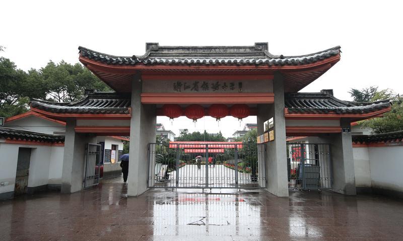 为让小学教师转岗初中教师，教育局想了各种办法都没有用！先是让县城小学教师转岗县城
