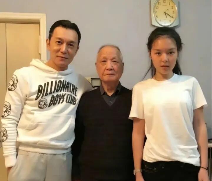 这是拍于早些年央视主持人李咏和爸爸、女儿法图麦的一张珍贵的合影，那个时候李咏的发