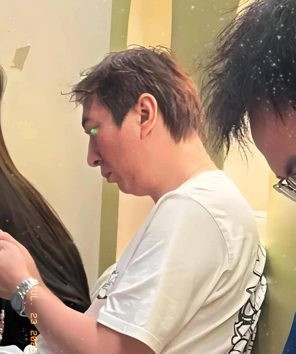 王思聪这状态，

真是给所有“有钱任性”的人提了个醒——身体这东西，真不看你