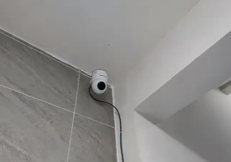 一女害两男！河南商丘，男子怀疑妻子出轨，便在家中安装了摄像头。外出务工期间，男子