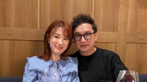 TVB女星蒋家旻罕晒夫妻合照，赴日赏樱庆生，超级有夫妻相