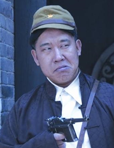 1945年，一八路军正在坟头烧文件，遇到了前来扫荡的日军。日军刚要上前盘查，就被