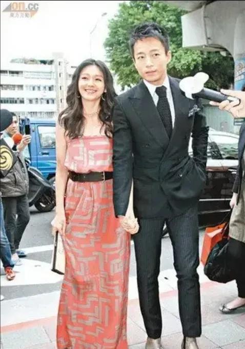 想不到大s像狼一样的人遇到自己喜欢的人也会变的小鸟依人，柔情似水。
大s说她就是