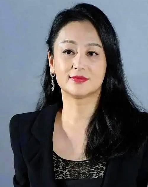 陈红正接受鲁豫采访时，突然眼里流出血来。
当时陈红正和鲁豫说话，毫无征兆眼睛突然