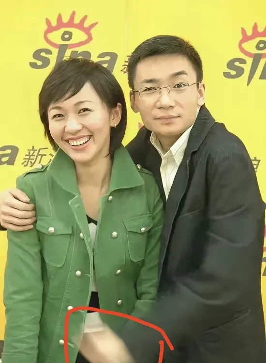 欧阳夏丹男友照片引热议











什么？欧阳夏丹隐婚了？照片里，她和