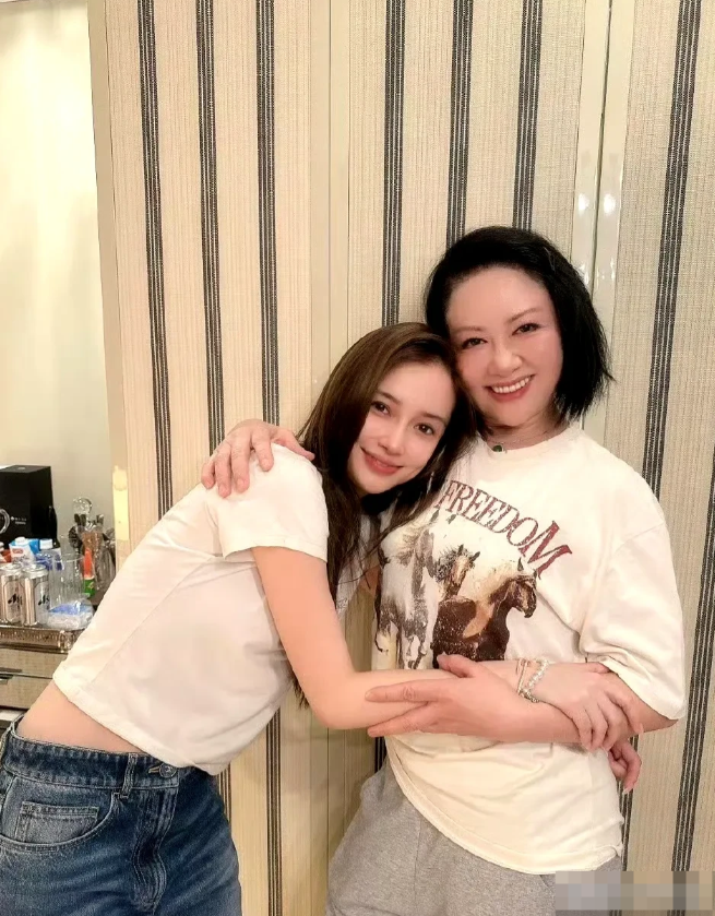 杨颖的妈妈年轻时是个大美人无疑，即便现在年纪大了，那种甜美和妩媚依然呼之欲出。想