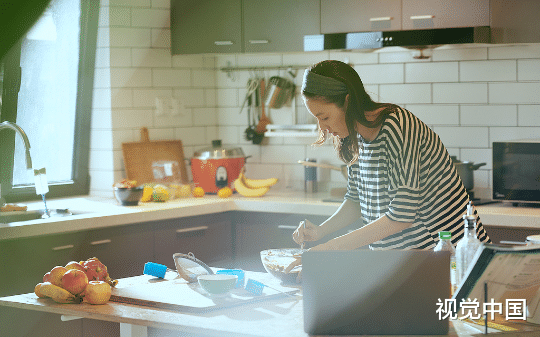 邻居心脏病发作，我好心帮她叫救护车，她儿媳却不准走还说：救护车的费用付一下！不然我报警！
