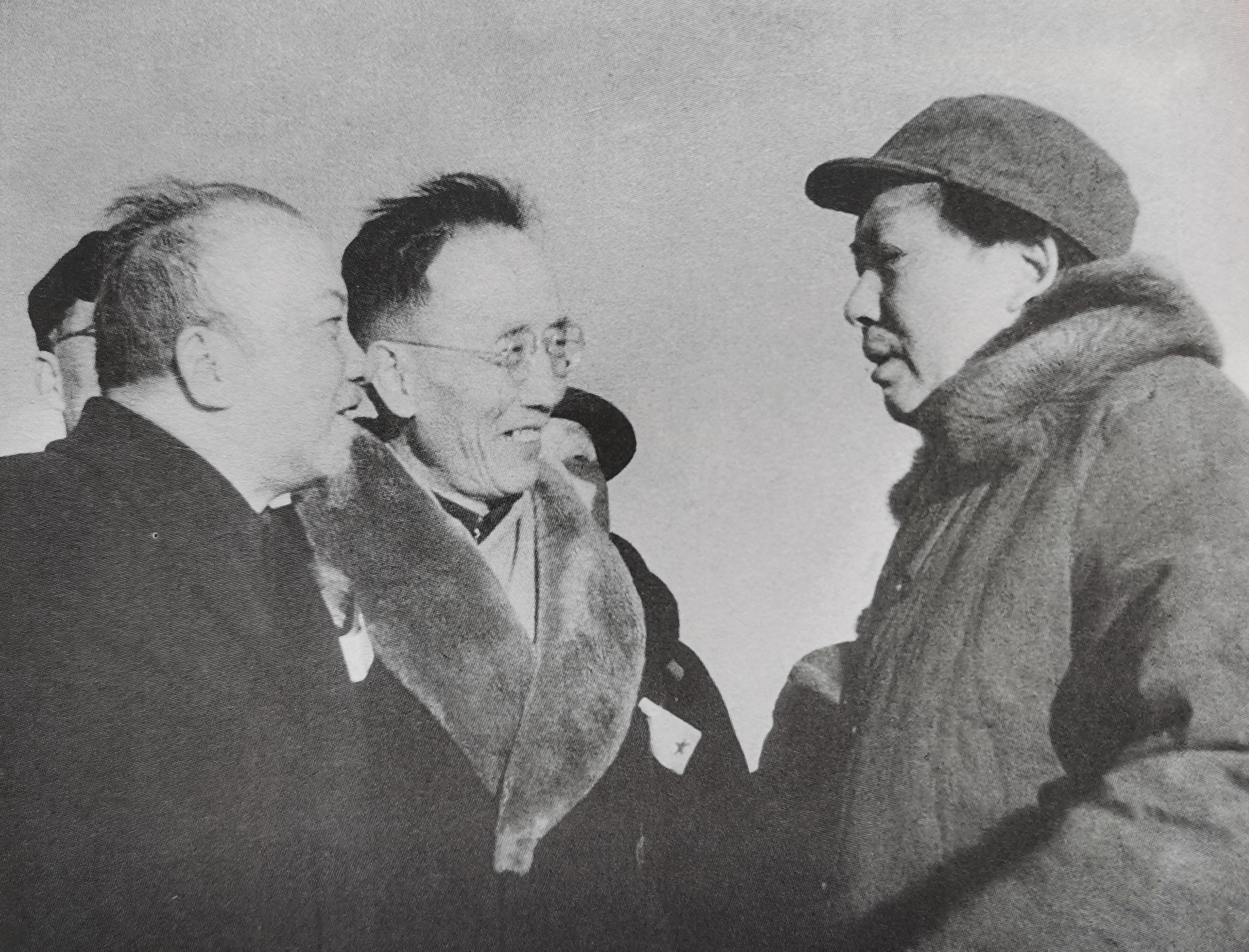 1949年的郭沫若，和晚年的郭沫若，见到毛主席的神情截然不同。晚年的郭沫若再也没