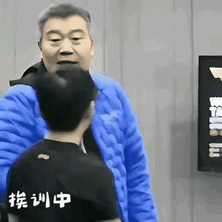 王励勤上任后，第一个离开的是李隼总教练。至此，又少了一个爱护莎莎的人！
人总是在