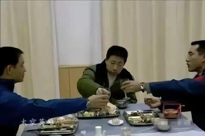 杨利伟出征前和朋友喝酒



你敢信？上太空前，杨利伟和朋友们喝了一顿酒！这可不