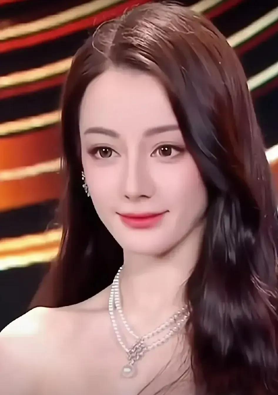 [微风][微风]迷人的女神迪丽热巴。#女明星# #高颜值最美女神# #迪丽热巴#
