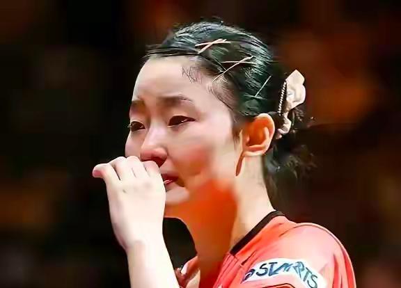 16岁的她，积分都快被身体透支打光
一周打20盘，王曼昱用4比0提前收工，她连喝