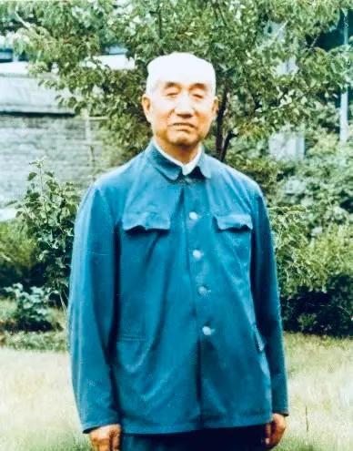 1937年中秋节前夕，徐向前准备回家给父母一个惊喜，没想到他刚走到半路，就看见一