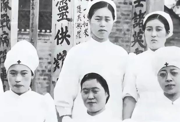 1946年除夕夜，一群女护士以“吃药”为借口，将毒药送入解放军伤员的嘴中，到了凌