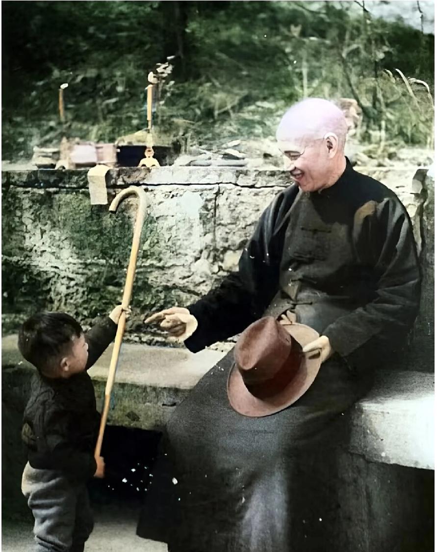 1940年代，蒋陪孙子的一张留影！
