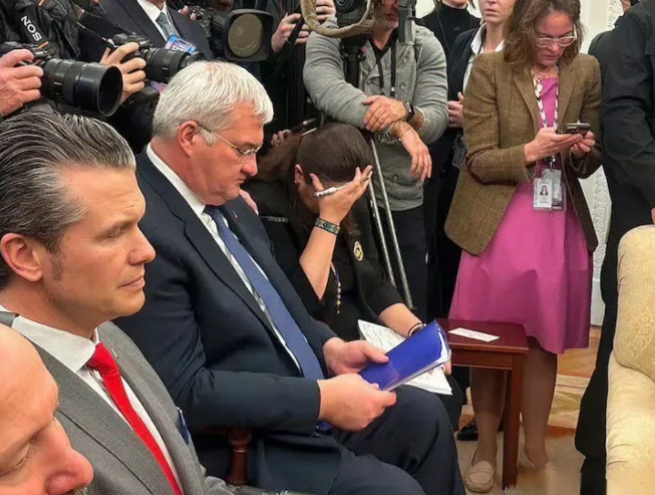 我必须要郑重道歉！

昨天那条关于乌克兰驻美大使的是我判断有误，当时的乌大使在掩