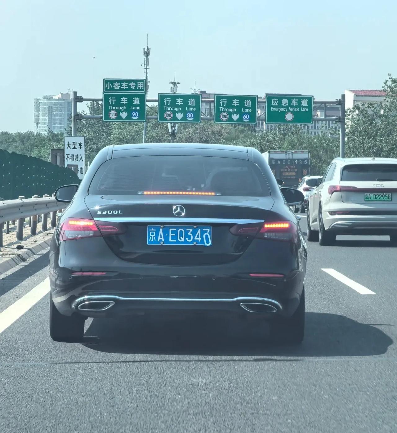 如此明目张胆！昨天上午9点多，京开高速主路北向南西红门收费站到高米店区间，有网友