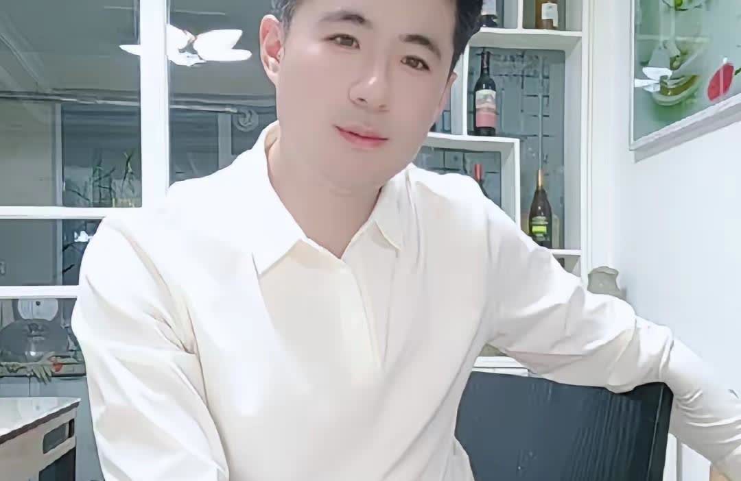 我被黑马王子拉黑多次了。可是他是我网上唯一聊过天，没有见过真人面的男子。现在断了