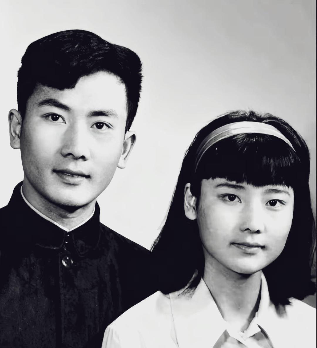 把何赛飞老师年轻时候的照片跟她爸爸年轻的时候照片放一起一对比，父女俩是不是很像！