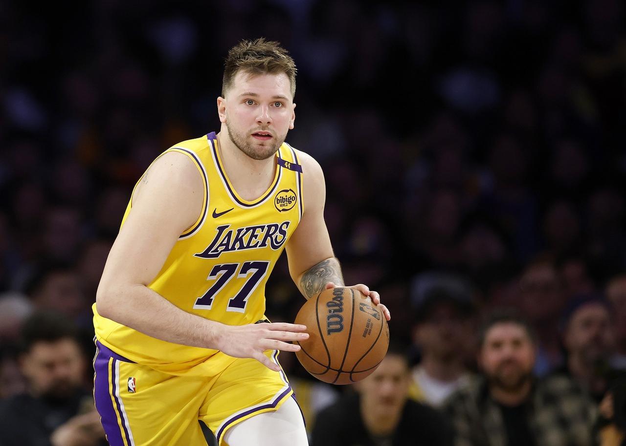 东契奇3年1.65亿续约湖人，这个续约价格相对于现在的NBA就是白菜价。被独行侠