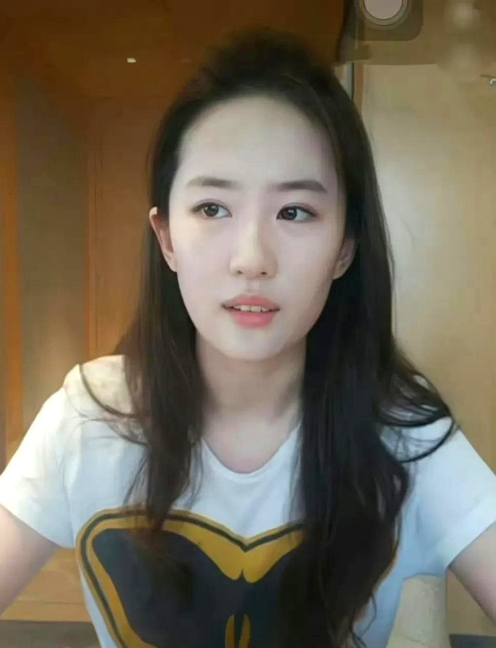 明星直播意外关美颜











不敢相信，神仙姐姐刘亦菲直播时居然手滑