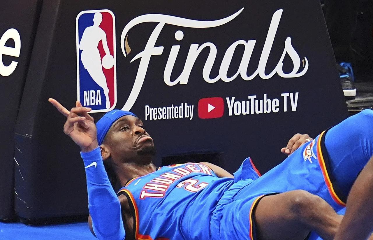 NBA总决赛G4，雷霆111-104力克步行者，总比分扳成2-2平。
雷霆凭借球