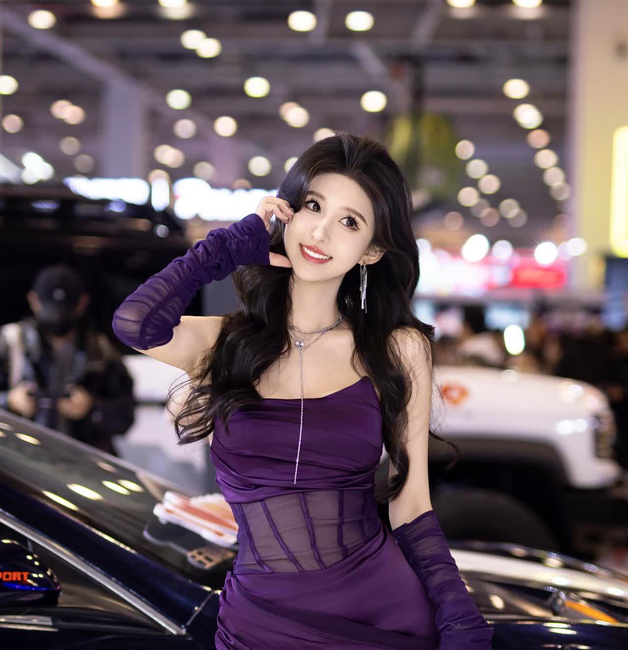 苏州GT SHOW（改装车展）上的漂亮小姐姐，超级甜美！

WB：陈婕妤xy