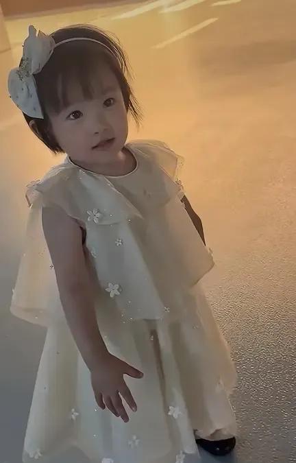 又看见小闪闪了
被妈妈打扮的漂漂亮亮的
去上早教课
我觉得不光是闪闪
天下孩子都