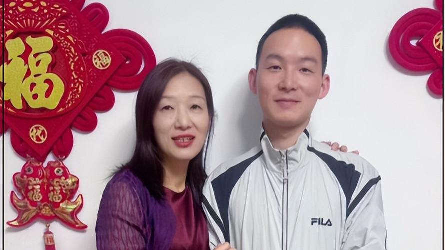 谢浩男被迫晒出和亲妈合影，悬赏千万寻子成功的富豪被流量反噬了