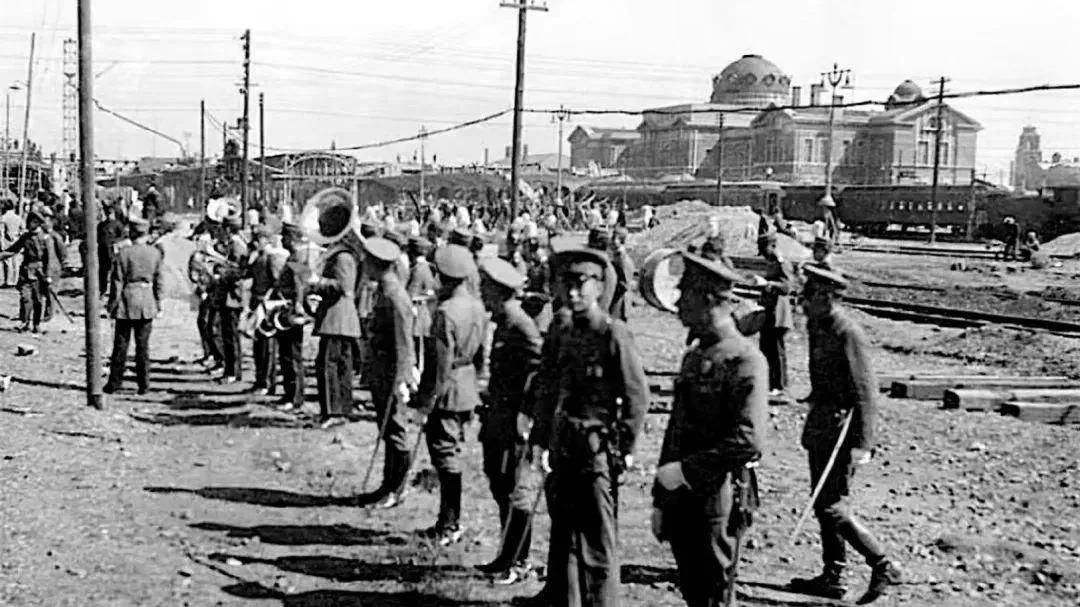 沈阳火车站1935年老照片
火车站站台一侧，一群日伪军鼓乐队在欢迎着什么大人物到