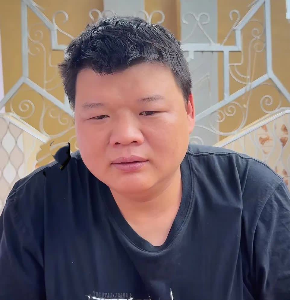 小刘看到爸妈被网友攻击满是心疼，打算回国陪陪爸妈和凯凯！！！
昨天的事件愈演愈