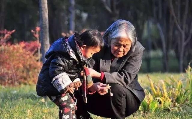 我婆婆帮我带孩子九年，我们没吵过架。



儿子出生后，母亲大人就从老家来到城里