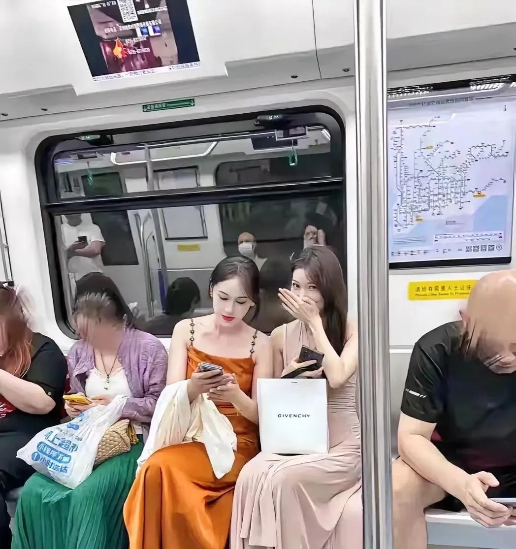 我去，被发现了，对我笑是啥意思