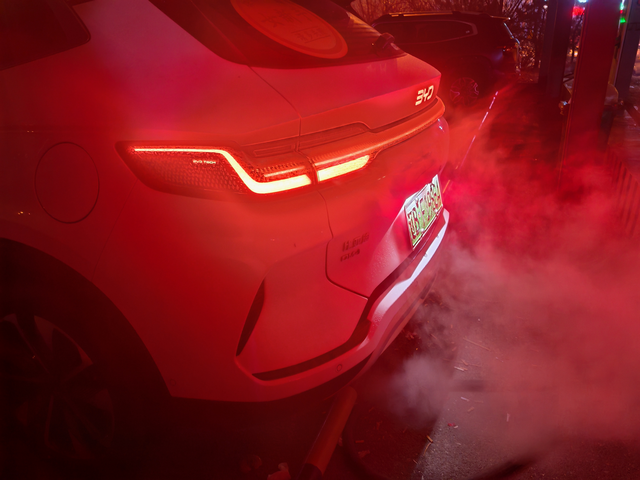 开始除霜后下面冒烟
冬天打开前后玻璃除霜后，下面就冒烟了似的，吓得我以为着火了，